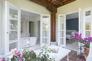 Separate tub and shower, hair dryer, bathrobes, towels - Villa Bokeh - Relais & Chateaux (Antigua Guatemala)