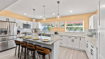 Een koelkast, een magnetron, een oven, een kookplaat