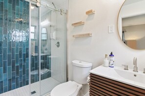 Een douche, een haardroger, handdoeken