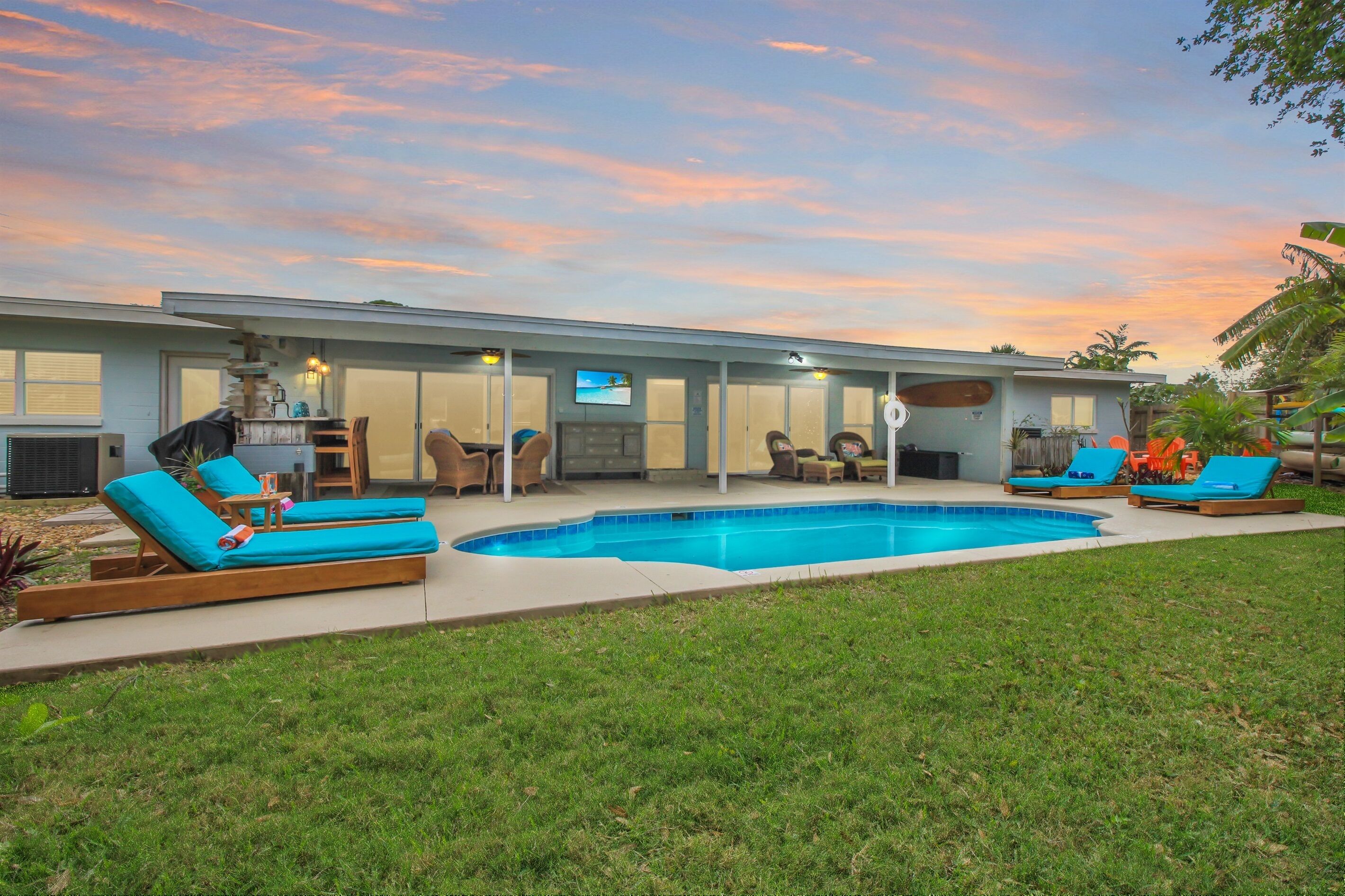 Cocoa Beach Surf Shack-Heated Pool-Walk to Beach-6 BR