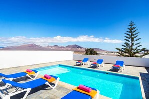 Een buitenzwembad en een verwarmd zwembad