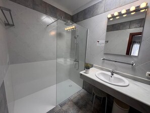 Duschwanne, Whirlpool, Haartrockner, Bidet