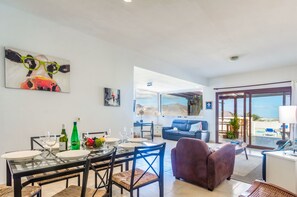 Smart TV, ping pong, books, music library - Stunning Views Private - 5 Mins to Beach Town & Shops (Yaiza)