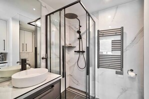 Shower, hair dryer, towels