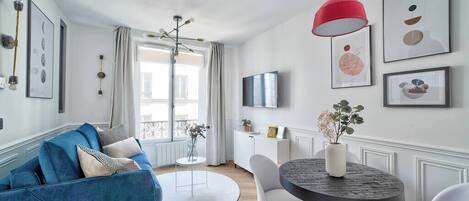 Una televisión, una oficina