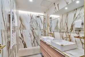 Douche, séchoir à cheveux, serviettes fournies, shampooing