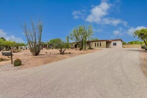 Exterior - Cozy 2-bedroom guesthouse with dedicated workspace (Tucson)