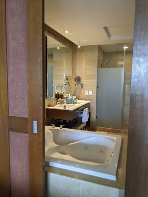 Douche, baignoire à jets, serviettes fournies, savon