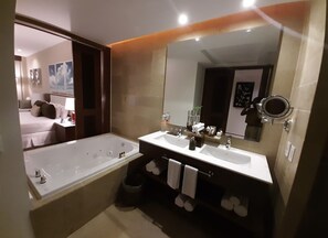 Douche, baignoire à remous, serviettes fournies, savon
