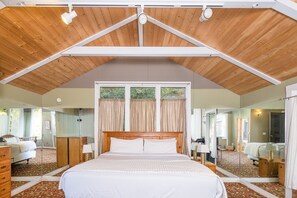 5 bedrooms, iron/ironing board, WiFi, bed sheets - 🌲🩴 Your own lodge in town yet private & spacious with game room & hot tub - Trail to Beach (Trinidad)