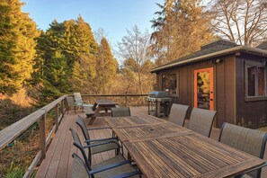 Outdoor dining - 🌲🩴 Your own lodge in town yet private & spacious with game room & hot tub - Trail to Beach (Trinidad)