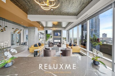 Reluxme | 2BR Uptown High Rise w/King Beds & Pool