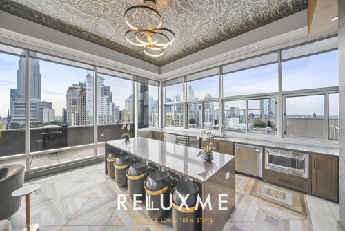Reluxme | 2BR Uptown High Rise w/King Beds & Pool