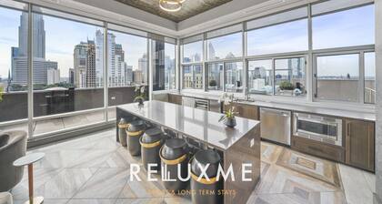 Reluxme | 2BR Uptown High Rise w/King Beds & Pool