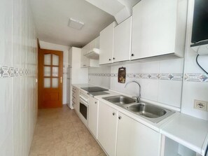 Kühlschrank, Mikrowelle, Wasserkocher mit Kaffee-/Teezubehör, Toaster