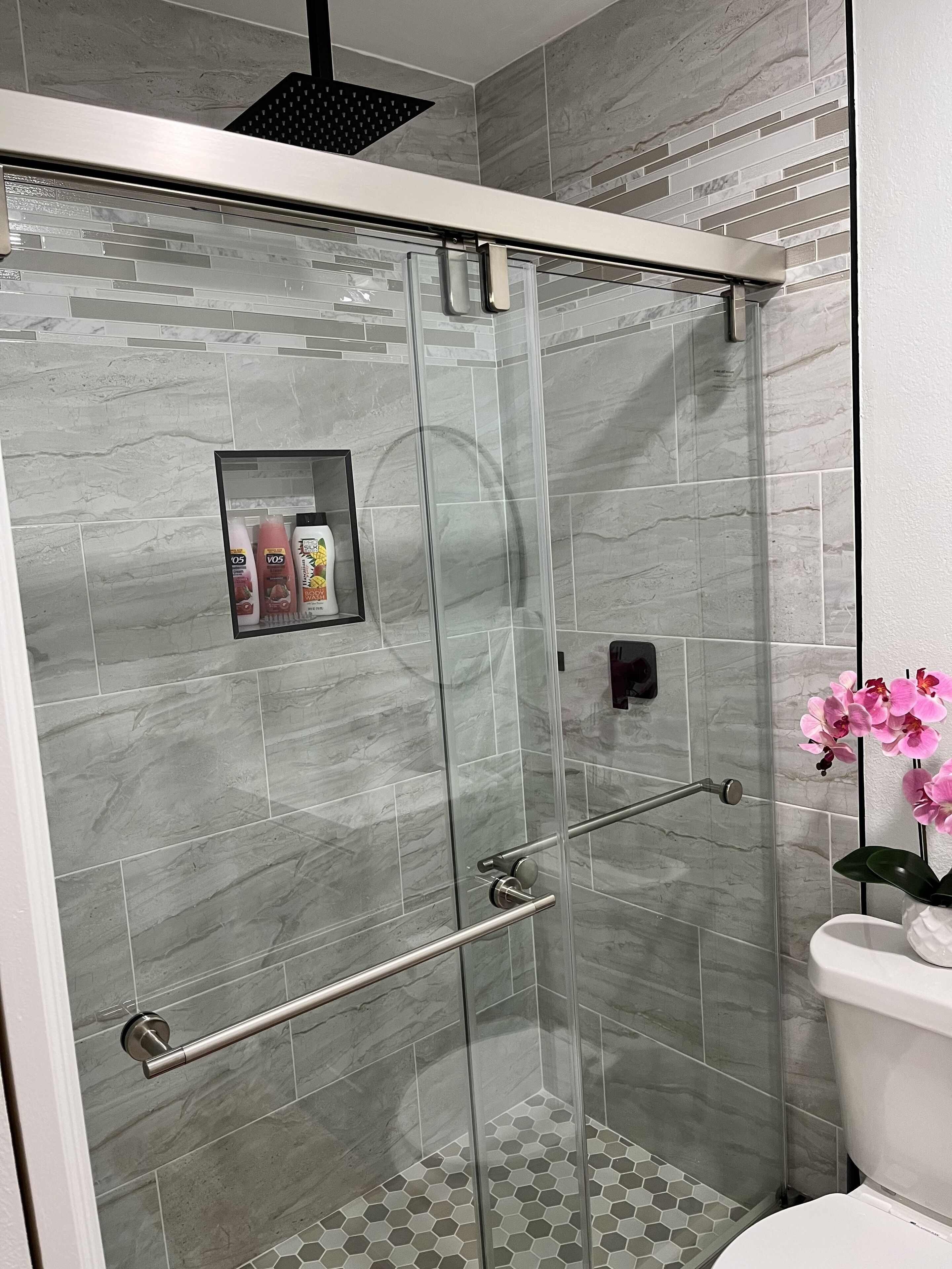 Douche, séchoir à cheveux, serviettes fournies, savon