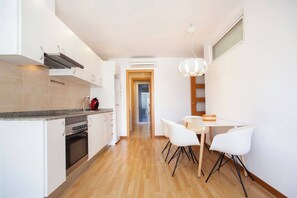 Fridge, microwave, oven, coffee/tea maker