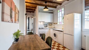 Kühlschrank, Mikrowelle, Ofen, Geschirrspüler