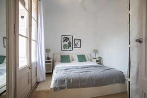 4 habitaciones, tabla de planchar con plancha, internet y ropa de cama 