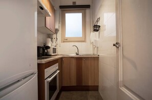 Refrigerador, microondas, horno y cafetera y tetera 
