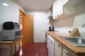 Kühlschrank, Mikrowelle, Ofen, Geschirrspüler