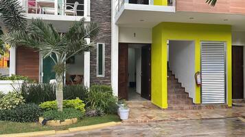 Vista frontal de la propiedad