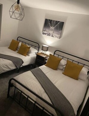 3 bedrooms, iron/ironing board, free WiFi, bed sheets - Modern Refurb *Free Parking*Racecourse* A1 & M18. (South Yorkshire)