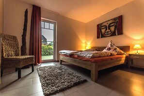 2 bedrooms, travel crib, free WiFi