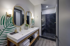 Combined shower/tub, hair dryer, towels, soap - MUSE 1000 sqft Private Deck! Rooftop+Gym, Grill, Elevator, Free St Pk, Walk 2 DT (Nashville)