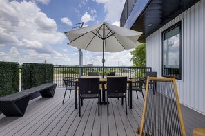 Outdoor dining - MUSE 1000 sqft Private Deck! Rooftop+Gym, Grill, Elevator, Free St Pk, Walk 2 DT (Nashville)