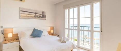 4 makuuhuonetta, työpöytä, silitysrauta/-lauta, vauvan matkasänky