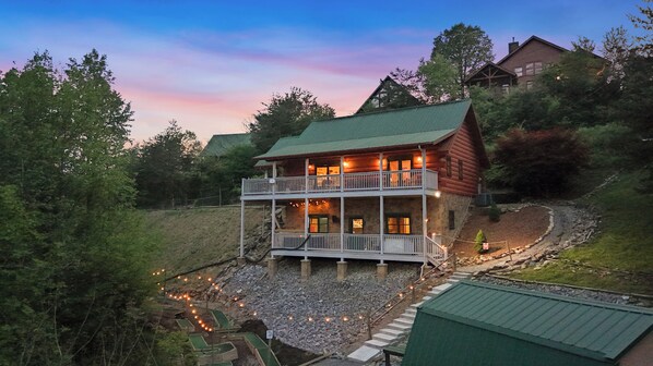 Exterior - New Listing! MINI GOLF! 2BR/2BA Cabin w/HT, Fire Pit, Dog Run & Game Room! (Sevierville)