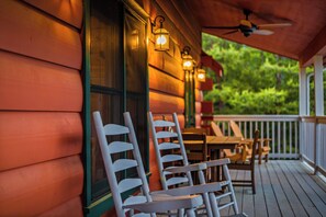 Outdoor dining - New Listing! MINI GOLF! 2BR/2BA Cabin w/HT, Fire Pit, Dog Run & Game Room! (Sevierville)