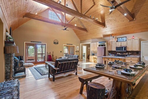 Sleepy Creek Getaway! Hot tub & Sauna