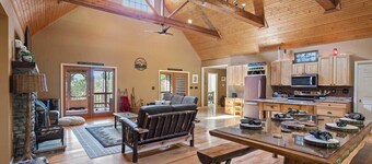 Sleepy Creek Getaway! Hot tub & Sauna