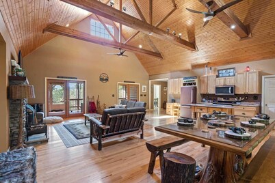 Sleepy Creek Getaway! Hot tub & Sauna