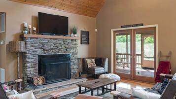 Smart TV, chimenea, reproductor de DVD, libros