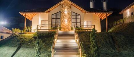 Quarto casal elite | Roupas de cama antialérgicas, frigobar, cofres nos quartos, escrivaninha