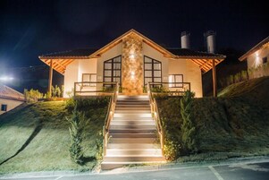 精品双人房 | 防过敏的被褥、迷你吧、客房内保险箱、办公桌