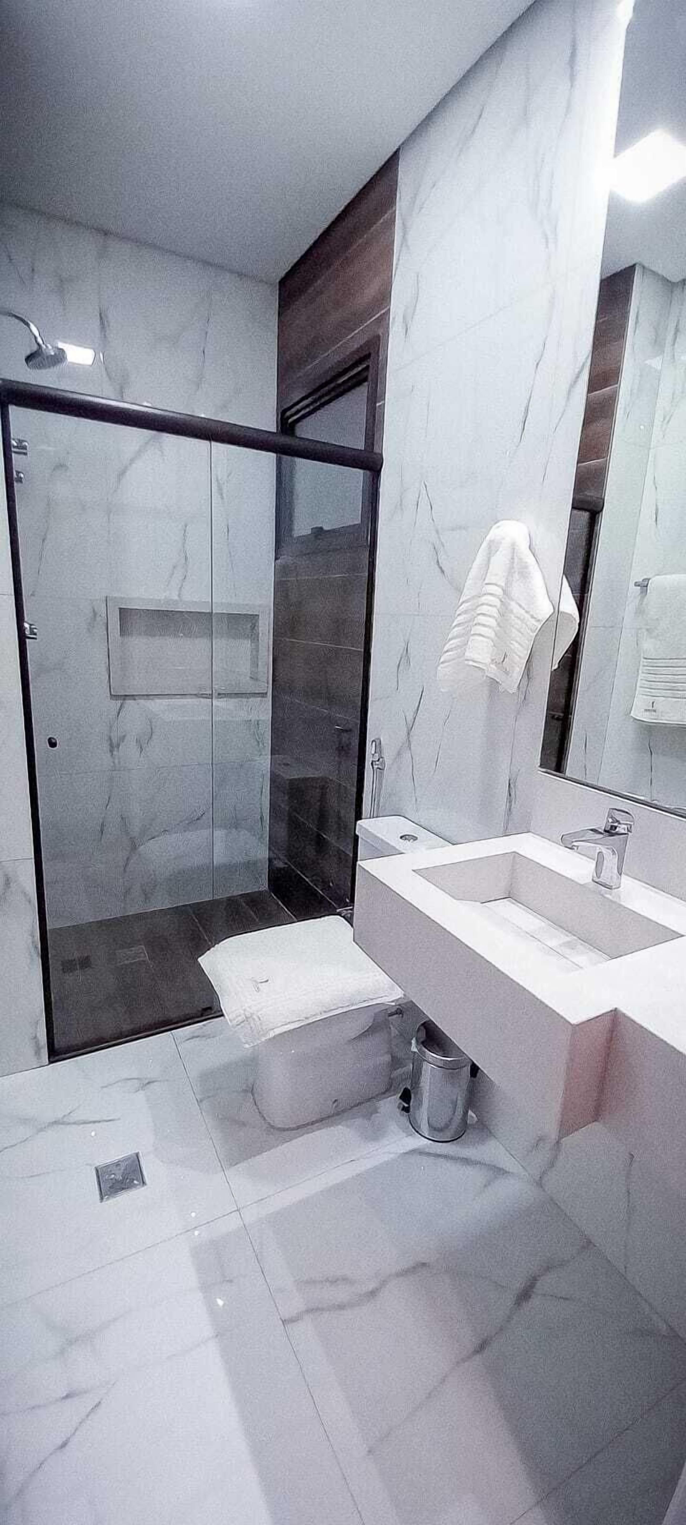 Deluxe Quadruple Room | Peralatan tempat tidur hipoalergenik, bar mini, peti besi dalam bilik 