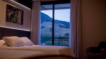 Quarto quádruplo luxo | Roupas de cama antialérgicas, frigobar, cofres nos quartos, escrivaninha