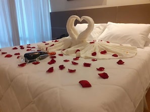 Deluxe Quadruple Room | Hypo-allergenic bedding, minibar, in-room safe, desk - Capitanias Hotel (Águas de Lindóia)