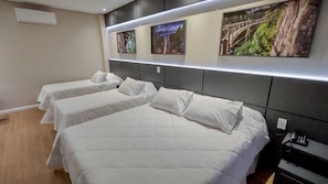Deluxe-Vierbettzimmer | Allergikerbettwaren, Minibar, Zimmersafe, Schreibtisch