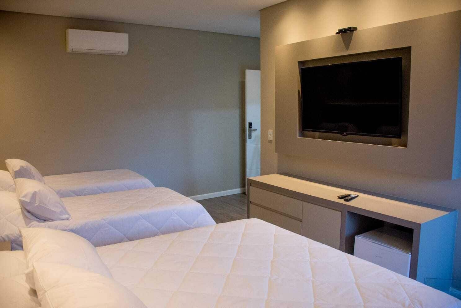 Quarto quádruplo luxo | Roupas de cama antialérgicas, frigobar, cofres nos quartos, escrivaninha