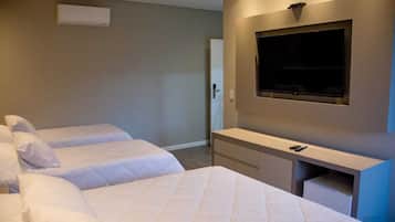 Quarto quádruplo luxo | Roupas de cama antialérgicas, frigobar, cofres nos quartos, escrivaninha