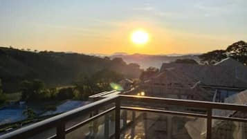 Quarto quádruplo luxo | Roupas de cama antialérgicas, frigobar, cofres nos quartos, escrivaninha