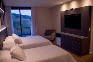 Deluxe Quadruple Room | Hypo-allergenic bedding, minibar, in-room safe, desk - Capitanias Hotel (Águas de Lindóia)