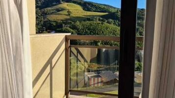 Quarto quádruplo luxo | Roupas de cama antialérgicas, frigobar, cofres nos quartos, escrivaninha