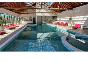 2 outdoor pools