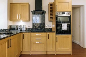 Fridge, microwave, oven, toaster - Central 3BD Home Short walk to Edinburgh Old Town (Edinburgh)